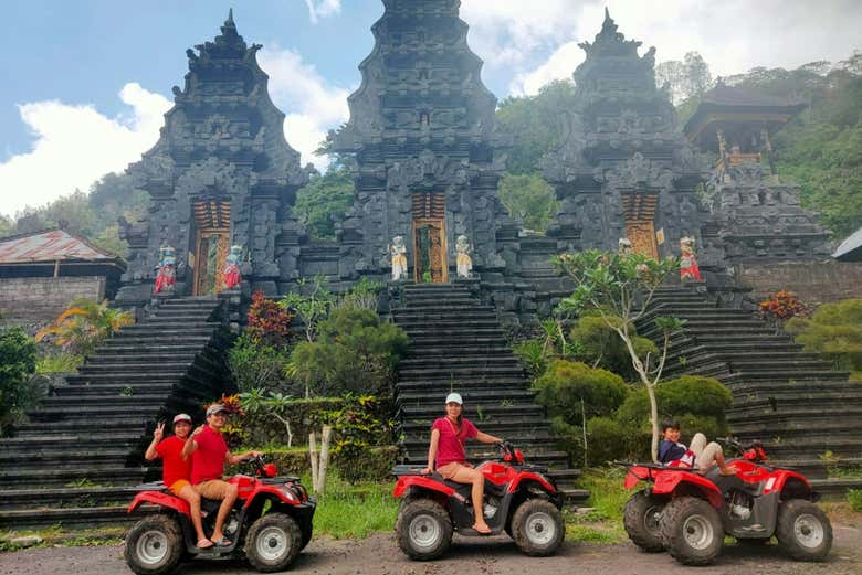 Drive past iconic monuments