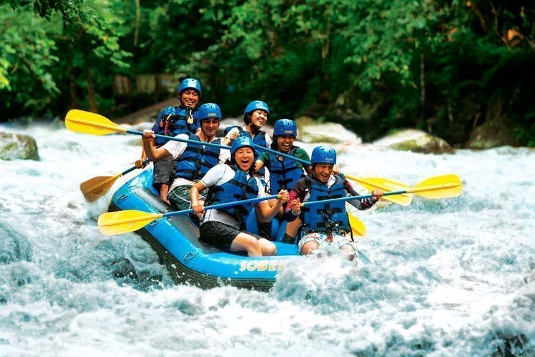 Praticando rafting em Bali