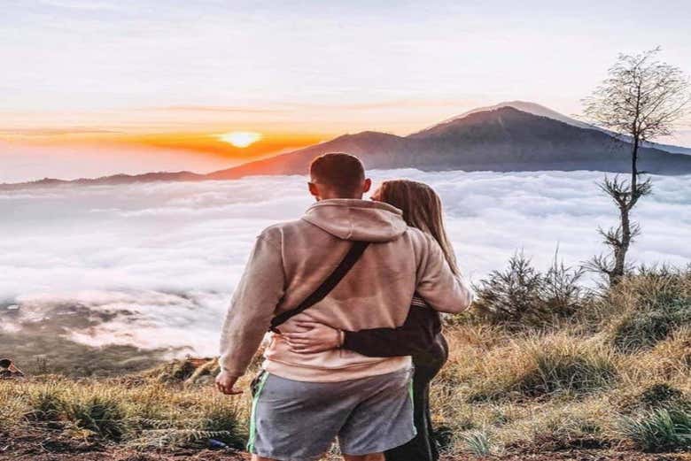 vue du lever du soleil depuis le mont batur