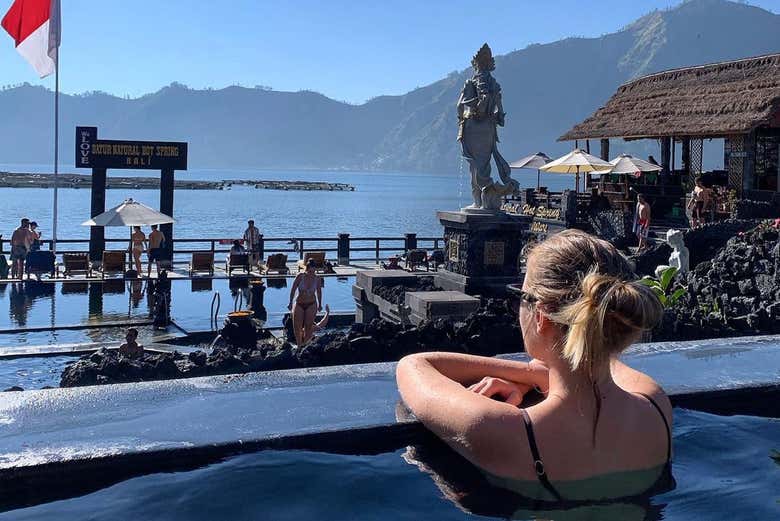 Relax en los baños termales de Batur