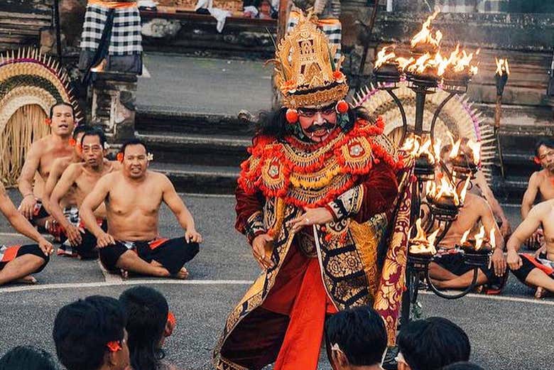 Representando la danza kecak