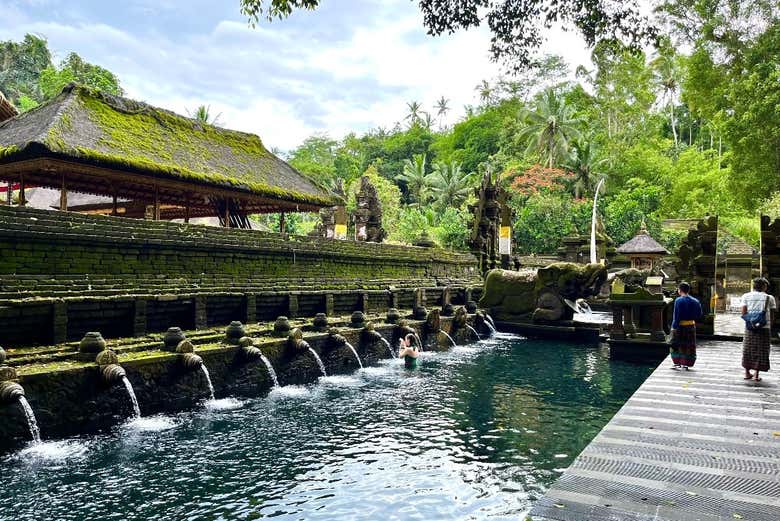 Nelle piscine del tempio di Gunung Kawi Sebatu