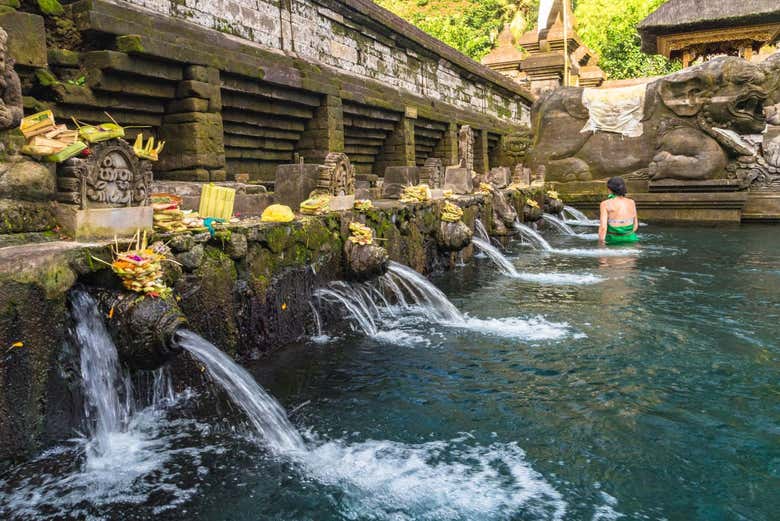 Fuentes purificadoras del templo de Tirta Empul