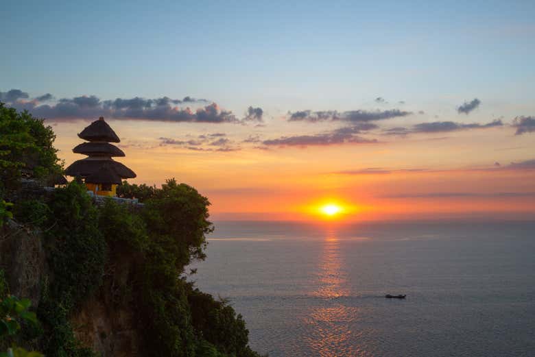 Le temple Uluwatu à la tombée de la nuit