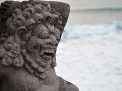 Estatua en Tanah Lot