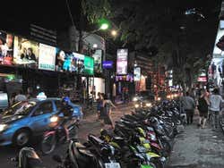 Kuta por la noche