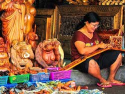 Artista en mercado tradicional