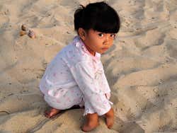 Niña en la playa de Jimbaran
