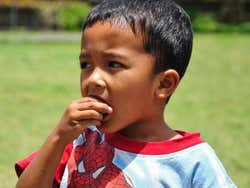 Niño en el templo del lago