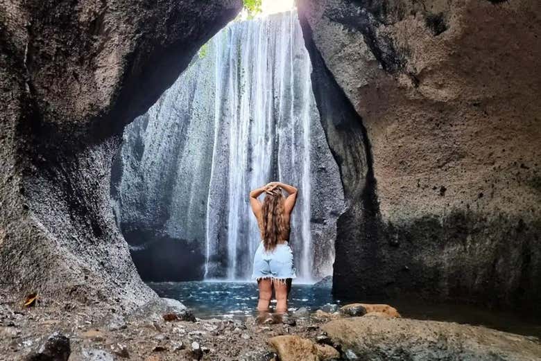Disfrutando de la caída de agua de Tukad Cepung