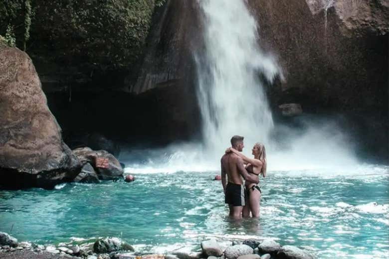 ¡Momento foto en la cascada Tegenungan!