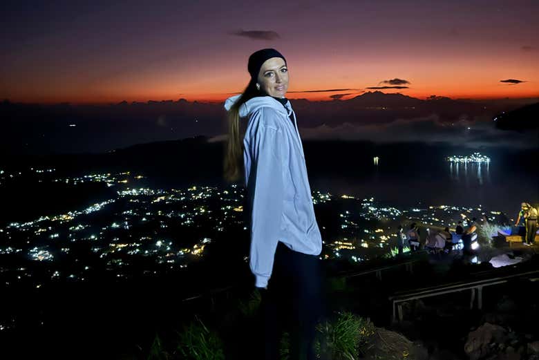 La vista desde el monte Batur por la noche