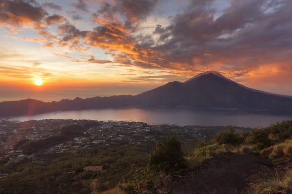 Trilha privada pelo monte Agung ao amanhecer