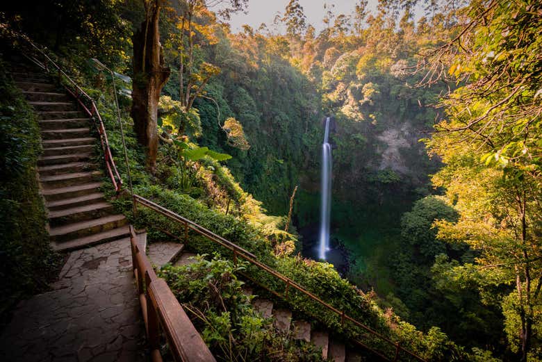 Passerella di legno vicino alla cascata Cimahi