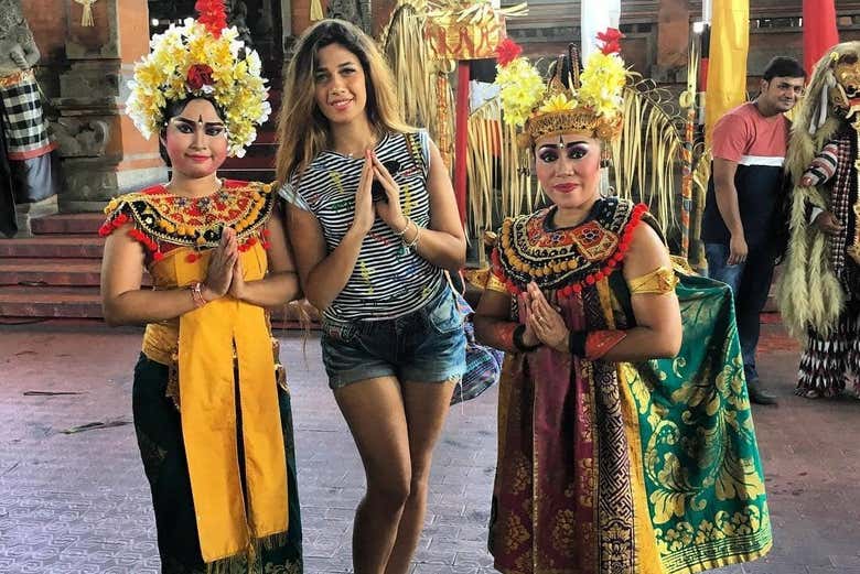 Foto con due ballerine di danza Barong