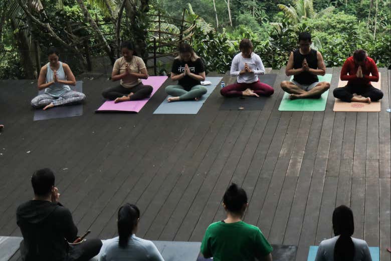 Disfrutando de la clase de yoga