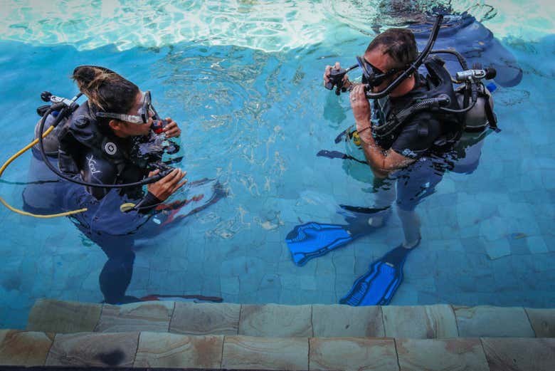 Formação prévia na piscina do centro de mergulho