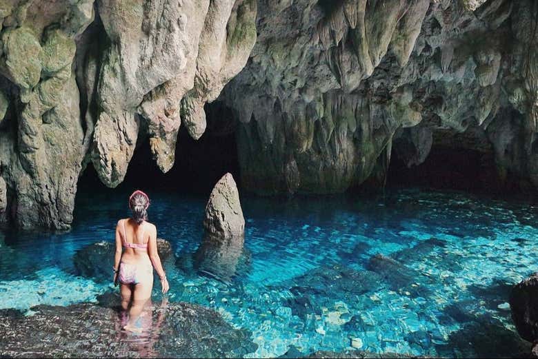 Contemplando i paesaggi della grotta di Rangko