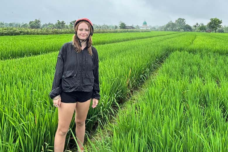 In posa di fronte ai campi di Lombok
