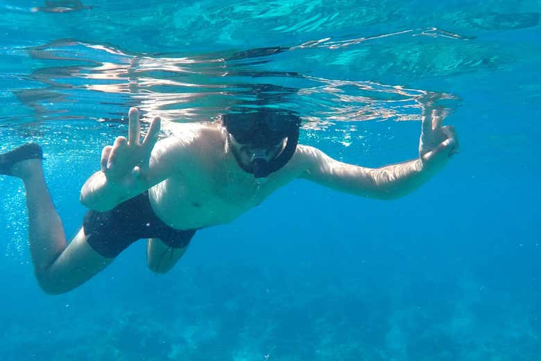 Practicando snorkel en Gili
