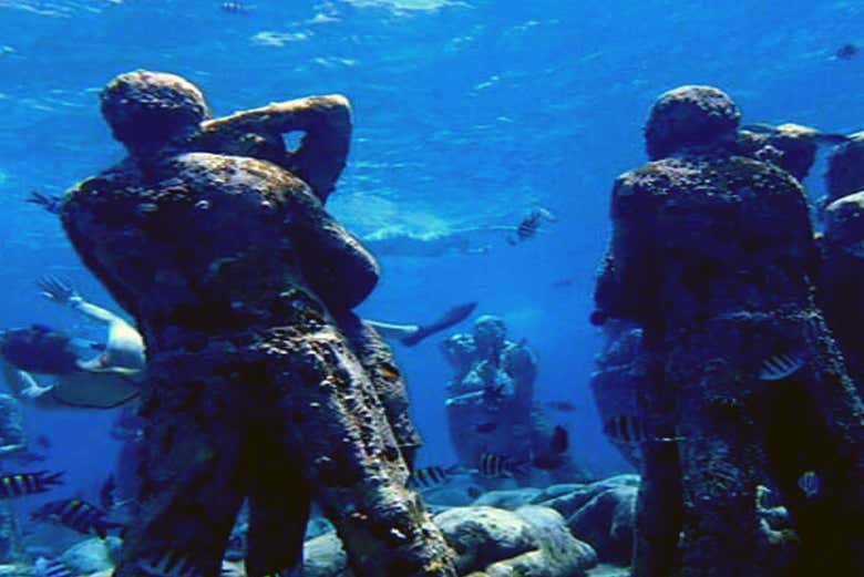 Mergulhando entre esculturas submarinas