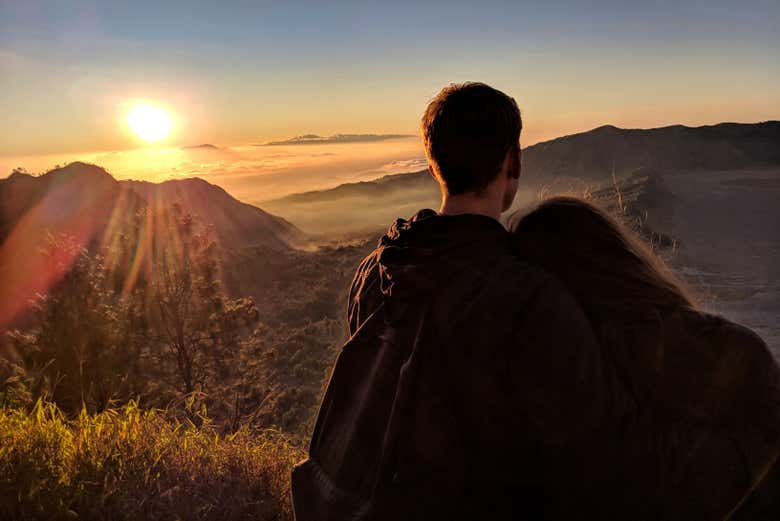 Contemplando el amanecer desde el Monte Bromo