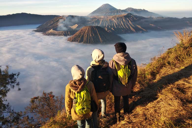 Disfrutando de una ruta de senderismo por el Monte Bromo