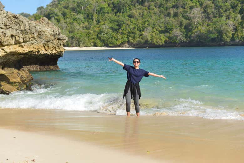 Disfrutando de la playa de Tiga Warna
