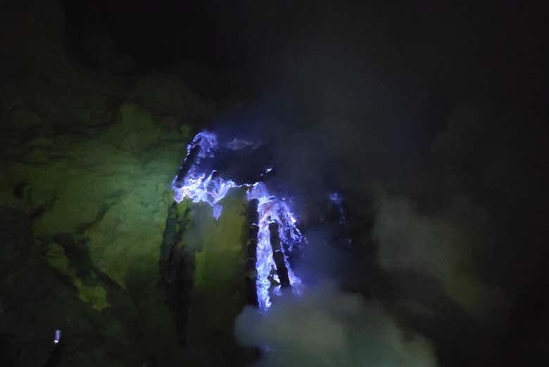 Viendo el fuego azul del volcán Ijen