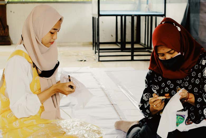Decorating fabrics with the batik technique