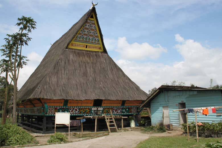 Recorriendo la aldea de Lingga
