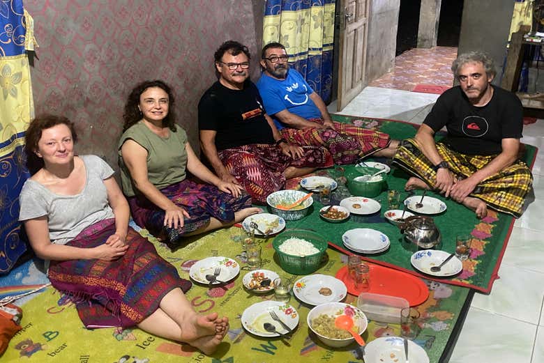 Cena típica karonesa en casa local