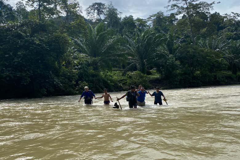 Cruzando el río durante el trekking