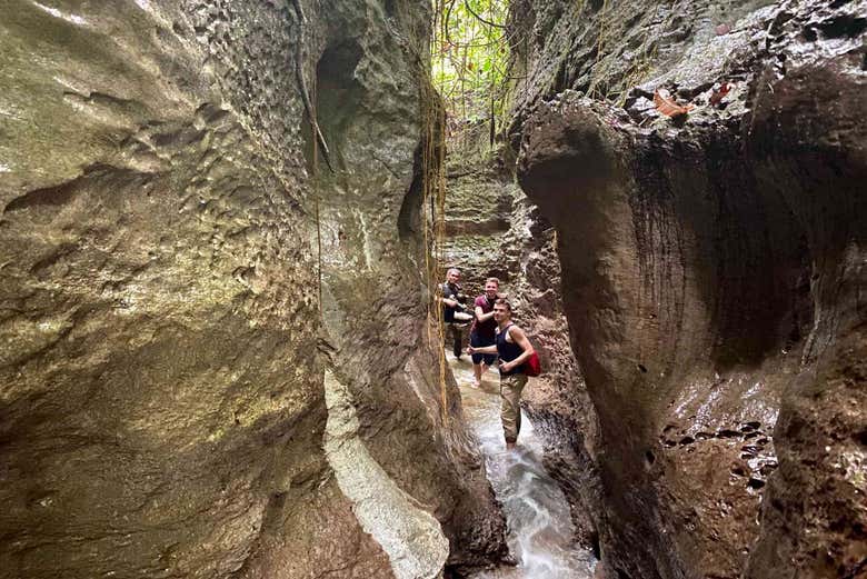Canyon en Parque Nacional Gunung Leuser durante el trekking