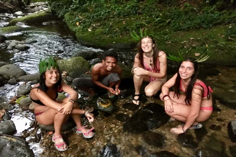 Cocinando la cena de acampada en la selva