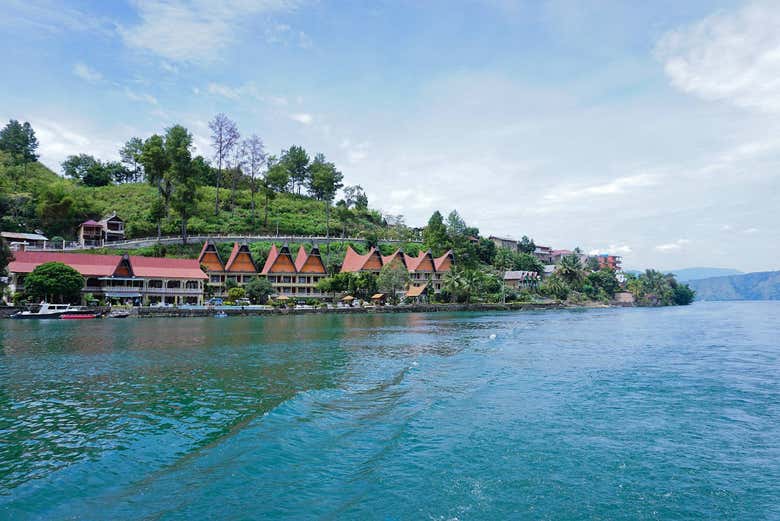 Navegando por el lago Toba