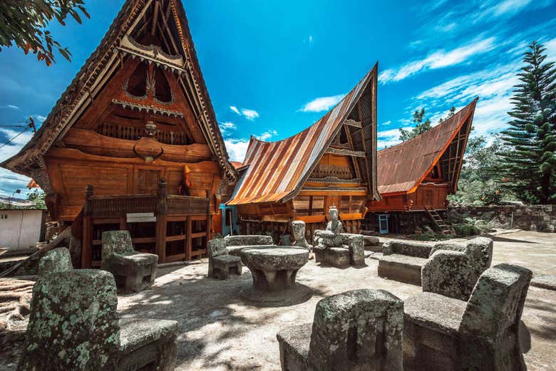 Casas con patios de piedra en Ambarita