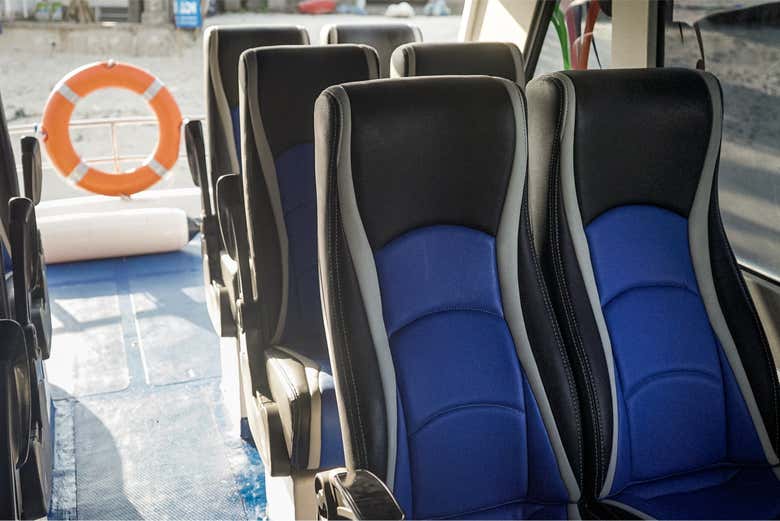 Los cómodos asientos de la embarcación