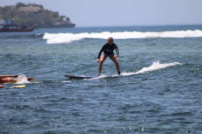 Disfrutando de la clase de surf