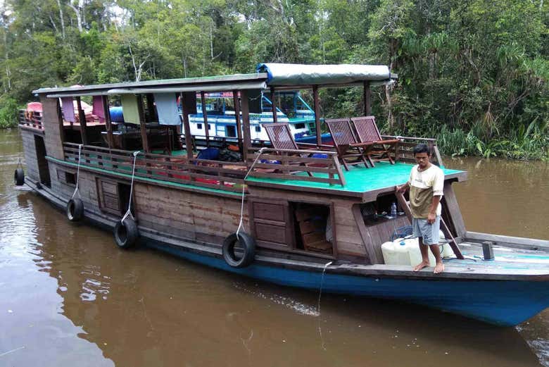 Un barco klotok