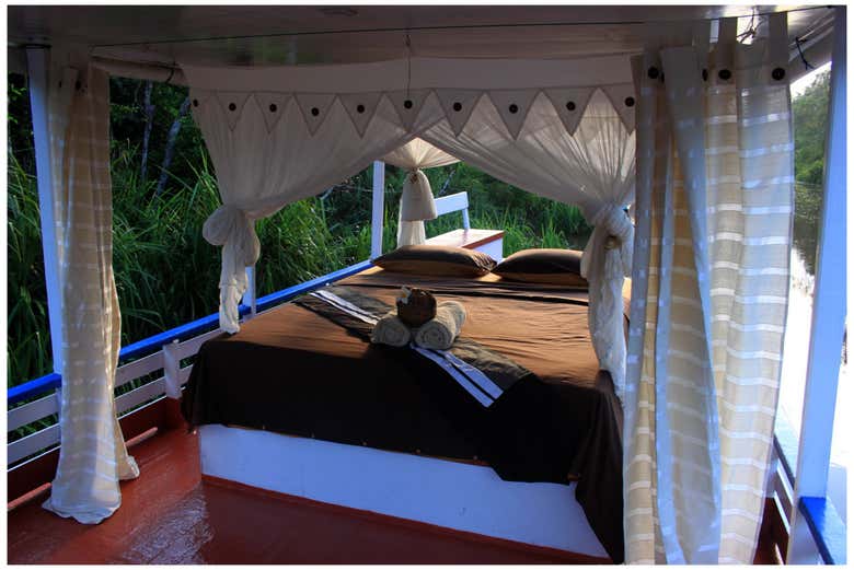 Le lit sur le pont du bateau