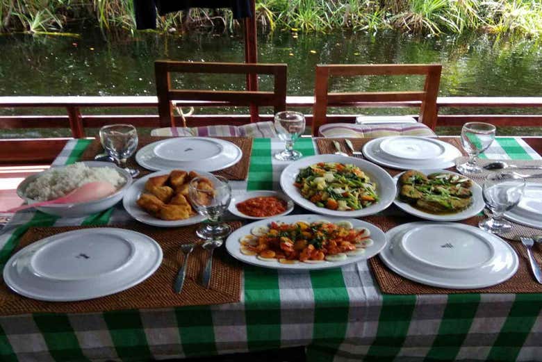 Comida a bordo del klotok