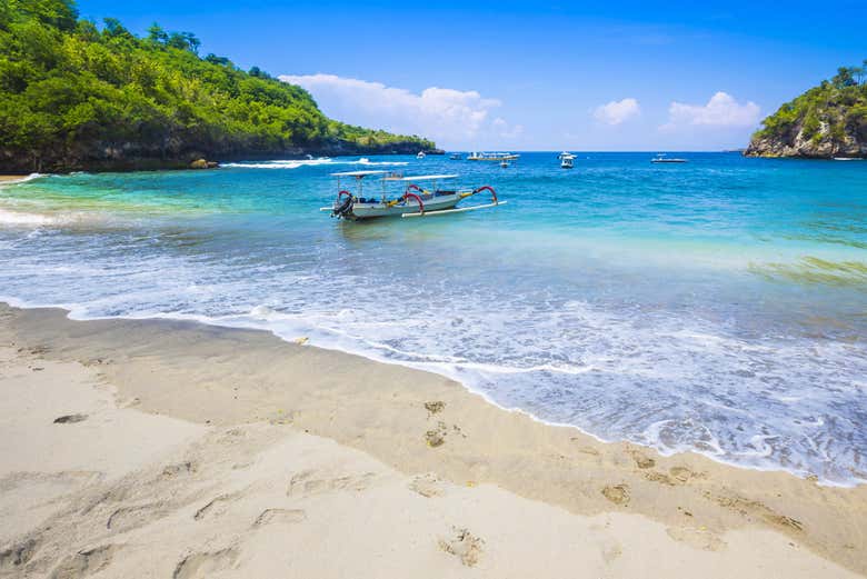Na praia da ilha Nusa Penida
