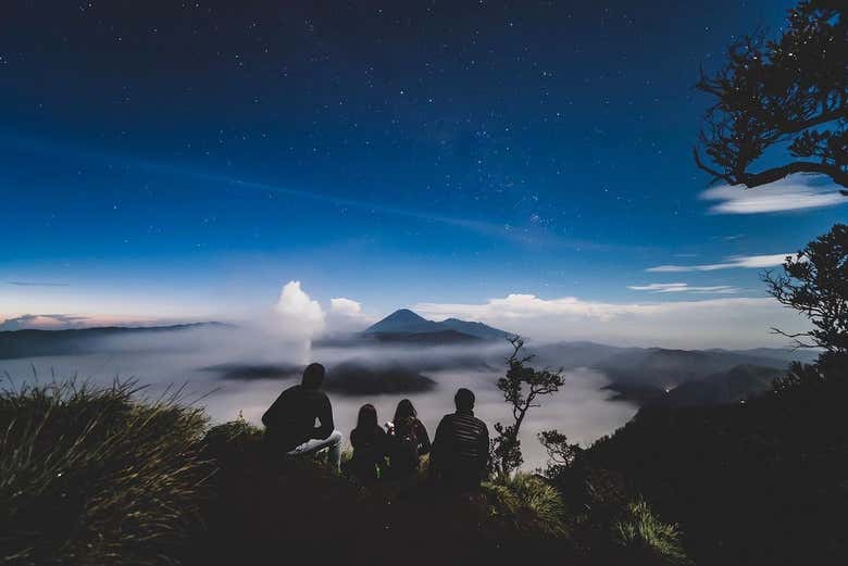 En la noche divisando el amanecer desde el Monte Bromo