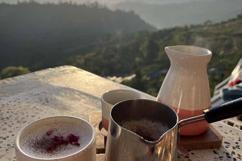 Preparando una taza de café
