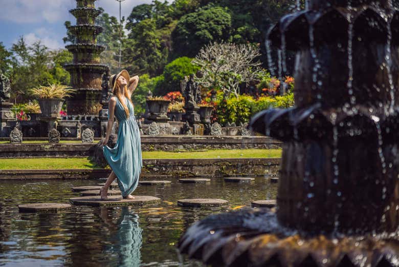 Una chica en el estanque de Tirta Gangga