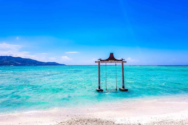 Columpio en el mar en las islas Gili