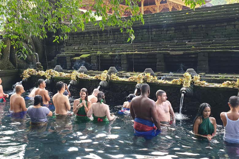 Fuentes en el templo Tirta Empul