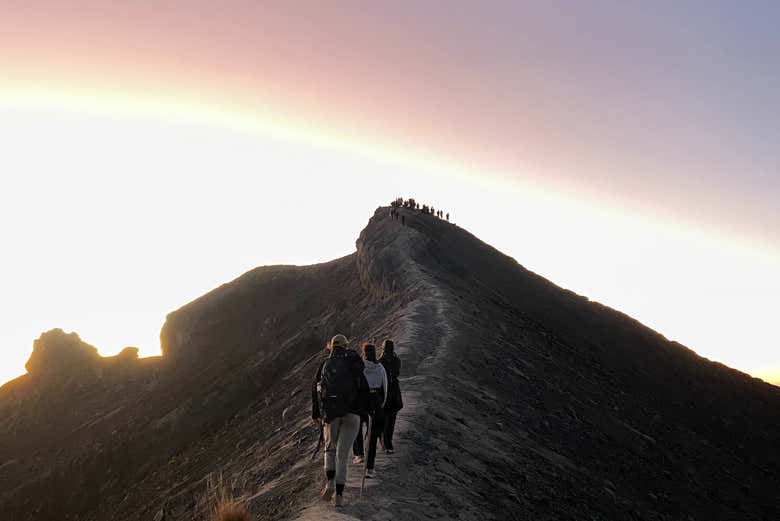 Subiendo a la cima del monte Agung