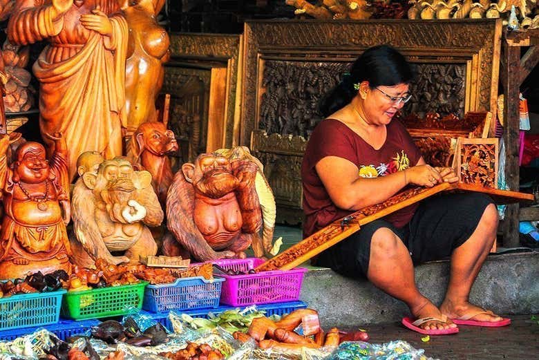 Artisane au marché traditionnel